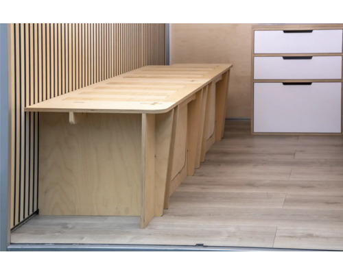 Holzbettgestell im minimalistischen Design mit Holzschrank