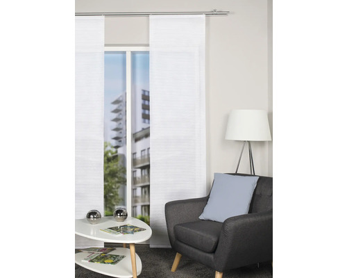 Wohnzimmer mit Schiebegardinen an einer Schiene, Sessel und Beistelltisch