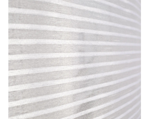 Nahaufnahme einer horizontal gefalteten Fensterjalousie