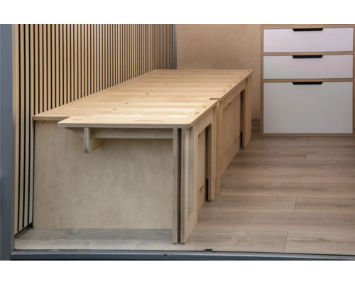 Holzbett und Kommode im Innenraum