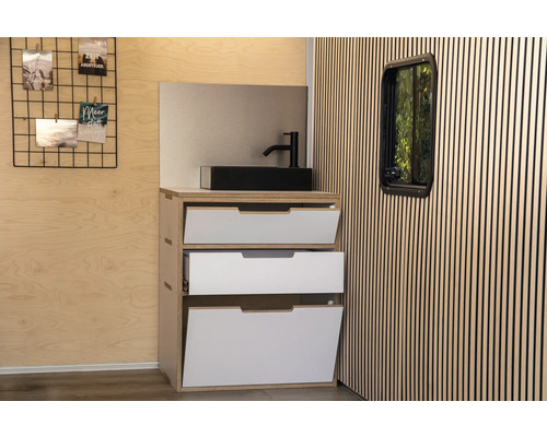 Badezimmerwaschtisch mit drei Schubladen, Aufsatzwaschbecken und Armatur vor Holzwand mit Fenster