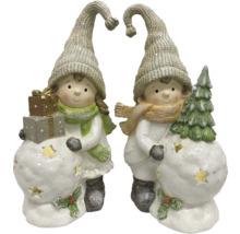 Deux figurines décoratives d''hiver avec cadeaux et sapin de Noël