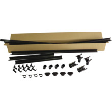 Dachrinnen-Set mit Rohren, Halterungen, Verbindungsstücken und weiterem Zubehör in einem Karton.