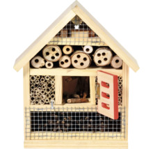 Insektenhotel aus Holz mit verschiedenen Füllmaterialien