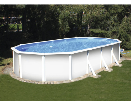 Piscine ovale dans le jardin avec bordure blanche