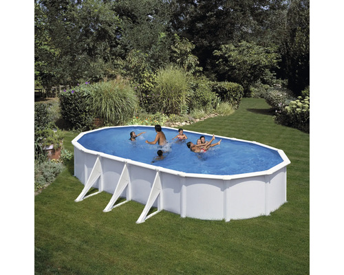 Piscine ovale avec des personnes jouant dans le jardin.