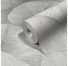 Un rouleau de papier peint avec un motif de feuilles.