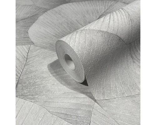 Un rouleau de papier peint avec un motif de feuilles.