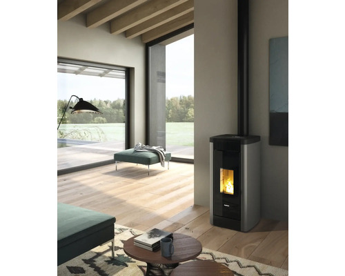 Wohnzimmer mit Pelletofen, Holzboden und Fenstern