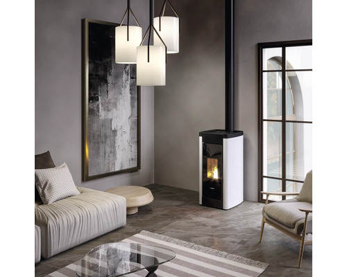 Wohnzimmer mit Pelletofen, Sofa, Tisch, Lampe und Dekoration