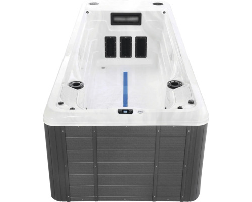 Aufnahme eines Swim Spas mit grauer Verkleidung.