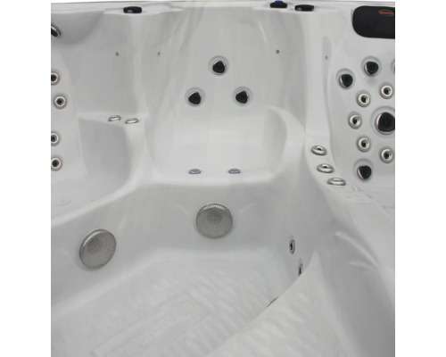 Innenansicht eines Whirlpools mit Düsen und Lautsprechern