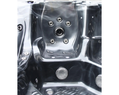 Vue détaillée des jets et de l''évacuation dans un bain à remous.