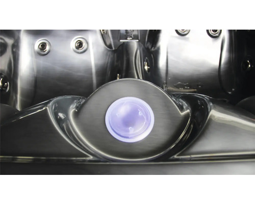 Detailansicht eines Whirlpools mit Düsen und Beleuchtung