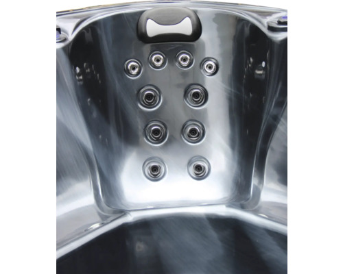 Vue détaillée des jets d''hydromassage dans un bain à remous.