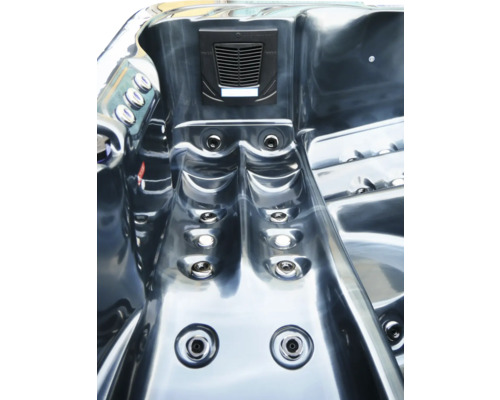 Innenansicht eines Whirlpools mit Düsen und Filter