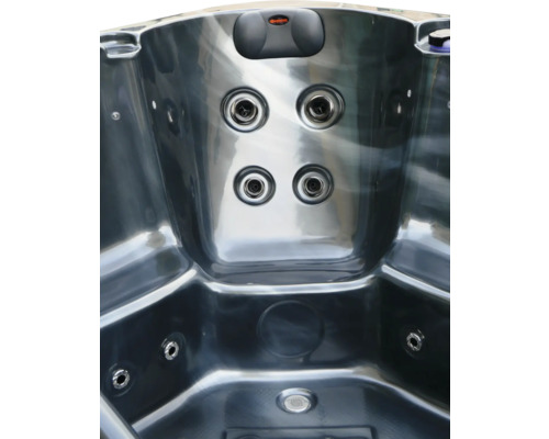 Innenansicht eines Whirlpools mit Düsen und Bedienelementen