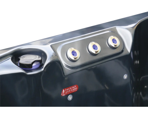 Detailansicht eines Whirlpools mit Düsen und Bedienelementen