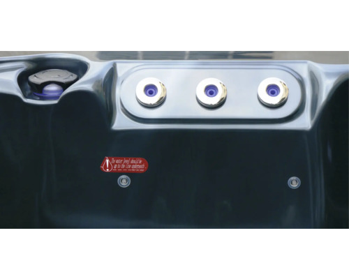 Detailansicht eines Whirlpools mit Düsen und Füllstandsanzeige