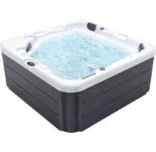 Quadratischer Whirlpool mit Wasser gefüllt