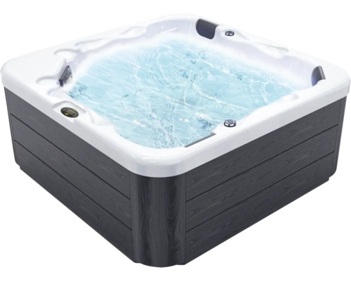 Quadratischer Whirlpool mit Wasser gefüllt