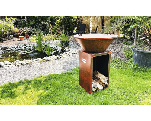 Garten mit Feuerstelle aus Metall mit Holzfach