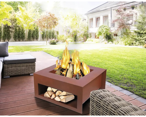 Quadratische Feuerstelle mit Holz im Garten.