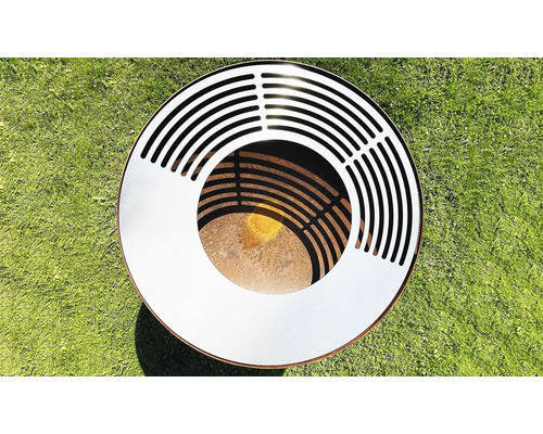 Runde Feuerschale mit Rost auf einer Rasenfläche