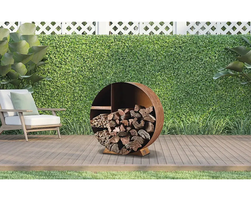 Runde Brennholzregal aus Metall mit Holz auf einer Terrasse