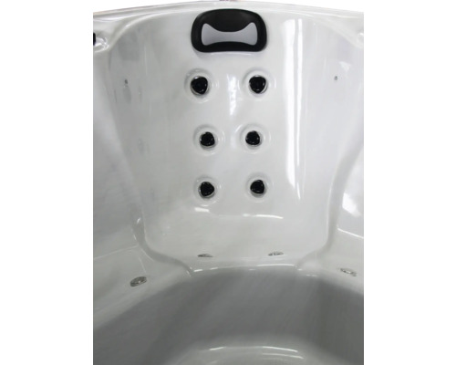 Innenansicht eines Whirlpools mit Düsen und Griff