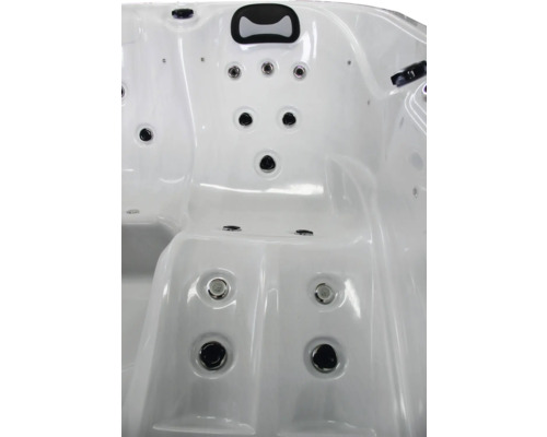 Detailansicht eines Whirlpools mit Düsen und Kopfstütze