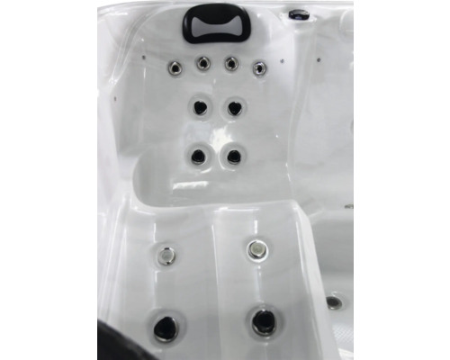 Detailansicht eines Whirlpools mit Düsen und Kopfstütze.