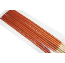 Plusieurs bâtons d''encens dans un emballage transparent.