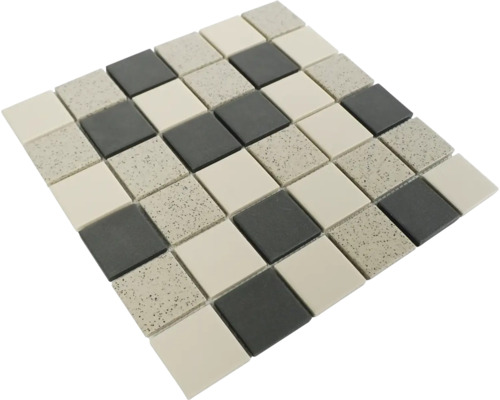 Mosaïque en céramique avec éléments carrés mouchetés