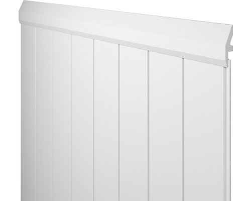 Nahaufnahme eines weißen Kunststoffzauns mit Profilbrettern und einer Zaunabdeckung