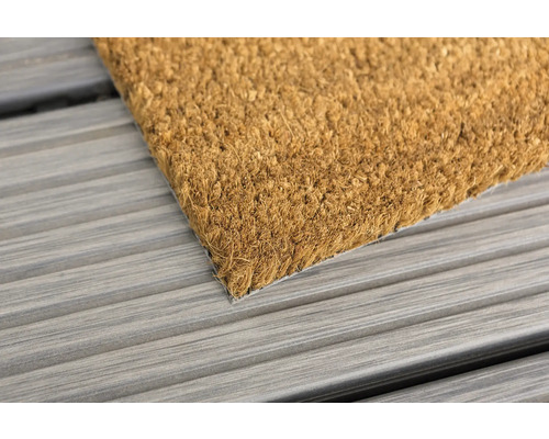 Paillasson en fibre de coco sur un plancher en bois
