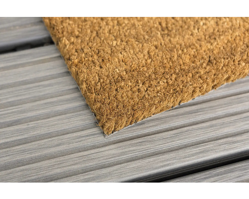 Fussmatte aus Kokosfasern auf einem Holzboden