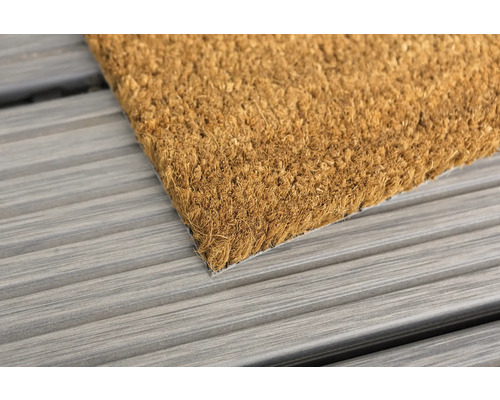 Fussmatte aus Kokosfaser auf Holzuntergrund