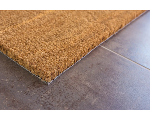 Fussmatte aus Kokosfasern auf Fliesenboden