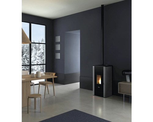 Salon avec poêle à pellets, table à manger et vue sur un paysage enneigé