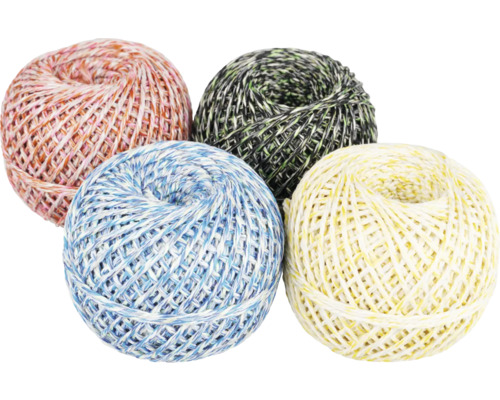 Quatre écheveaux de fil multicolore
