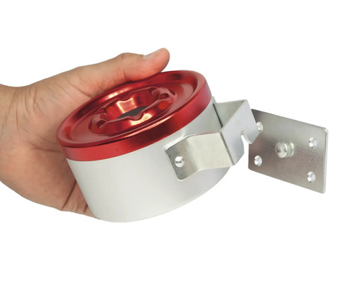 Hand hält einen runden Aschenbecher mit Wandhalterung