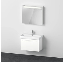 Badezimmer mit Waschbeckenunterschrank, Waschtisch und Spiegelschrank mit Beleuchtung