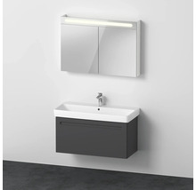 Waschtisch mit Unterschrank und Spiegelschrank mit Beleuchtung an einer Wand