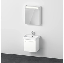 Badezimmer mit Waschbeckenunterschrank, Waschbecken und Spiegelschrank mit Beleuchtung