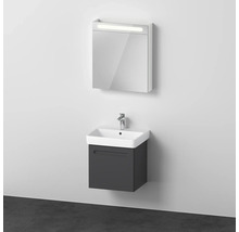 Badezimmer mit Waschbeckenunterschrank, Waschbecken und Spiegelschrank mit Beleuchtung