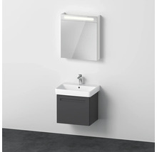 Badezimmer mit Waschbeckenunterschrank und Spiegelschrank mit Beleuchtung