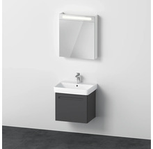 Badezimmer mit Waschbeckenunterschrank und Spiegelschrank mit Beleuchtung