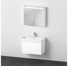 Badezimmer mit Waschbeckenunterschrank und Spiegelschrank mit Beleuchtung