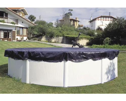 Piscine ronde avec bâche de protection dans le jardin.